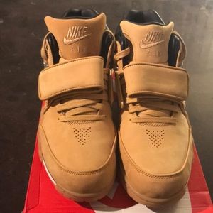 Nike Air TR. V Cruz Prem Size 11 Haystack/Gym Red